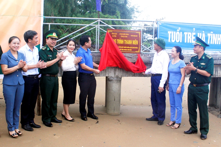 Đại diện lãnh đạo tỉnh Hà Tỉnh, Bộ Chỉ huy BĐBP và Tỉnh đoàn Hà Tĩnh bàn giao công trình cầu kiểm soát trạm Biên phòng Cửa Nhượng